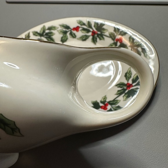 Vintage Porcelain Gravy Boat and Saucer - Picture 4 of 8